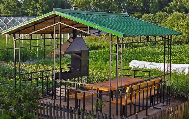 kovanaya-besedka-s-mangalom