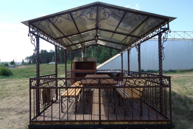 kovanaya-besedka-s-barbekyu
