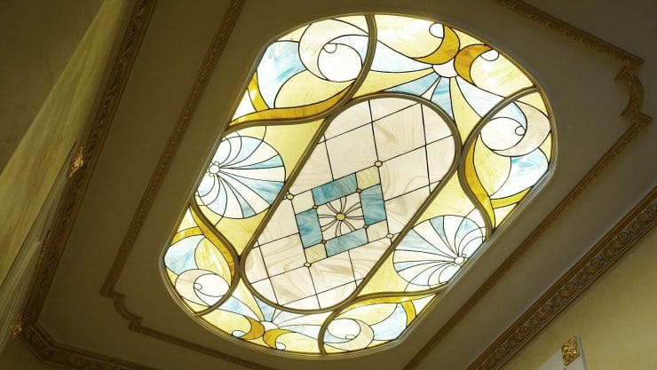 Витражи в интерьере - в каких помещениях актуальны и 78 фото лучших тенденций сезона