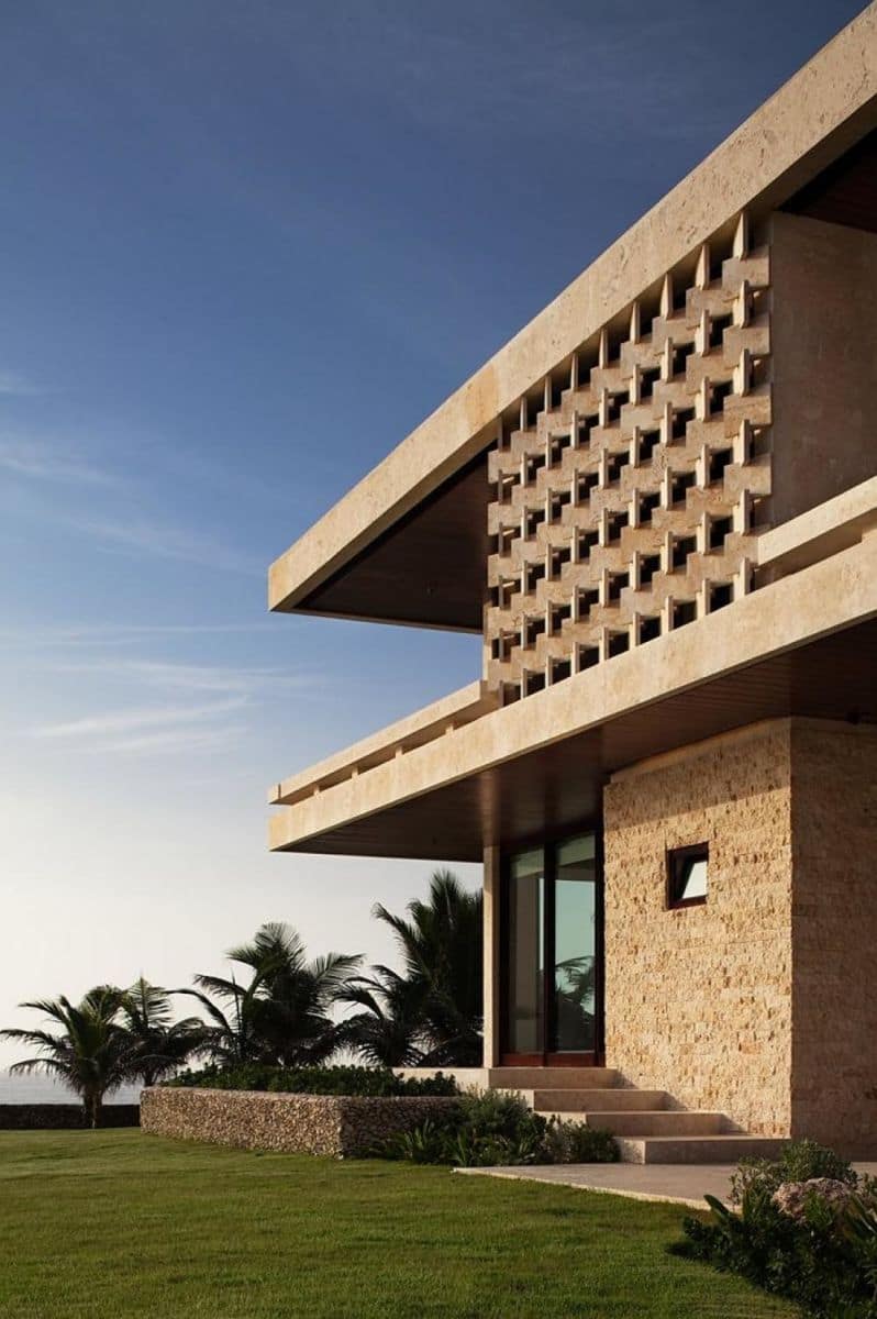 luxury-villa-design-with-large-yard