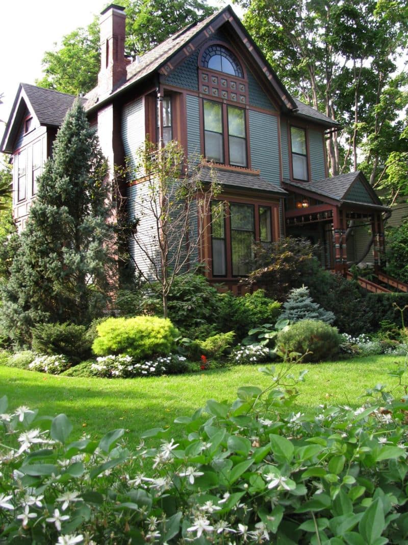 front-yard-rms_victorian-yard-babycates_s3x4-jpg-rend-hgtvcom-1280-1707