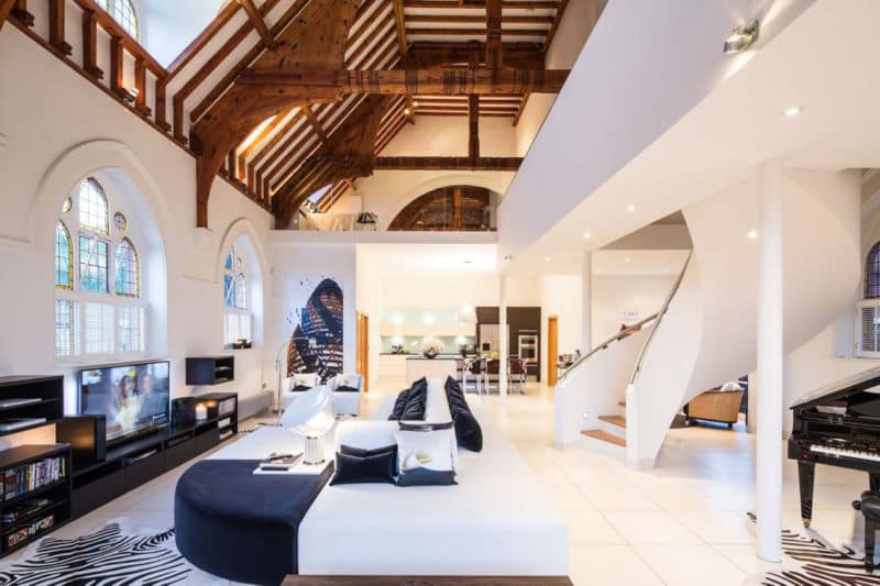 spiral-stairs-ceiling-beams-church-conversion-london-england