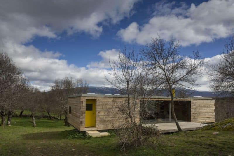 nebolshoj-sovremennyj-dom-s-ploskoj-kryshej-ot-ch-qs-arquitectos27
