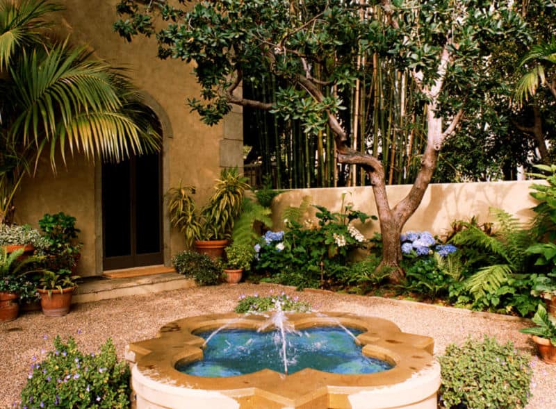 dekorativnyj-fontan-na-dache-svoimi-rukami-etapy-stroitelstva2