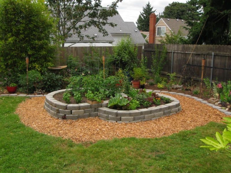 simple-landscaping-ideas-using-mulch-_12962_1600_1200