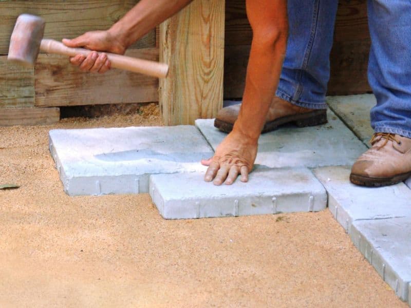 ultimate-how-to_paver-patio-laying-pavers_s4x3-jpg-rend-hgtvcom-1280-960