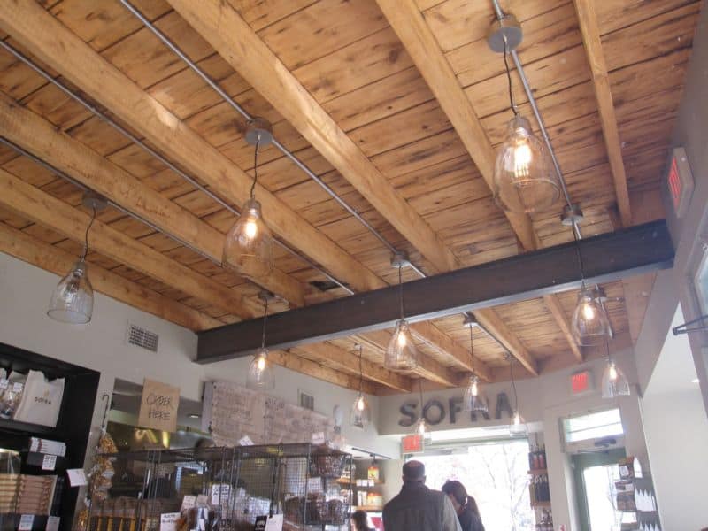 exposed-beam-ceiling-homes