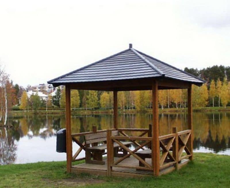 na-foto-pokazano-udachnoe-mesto-raspolozheniya-besedki
