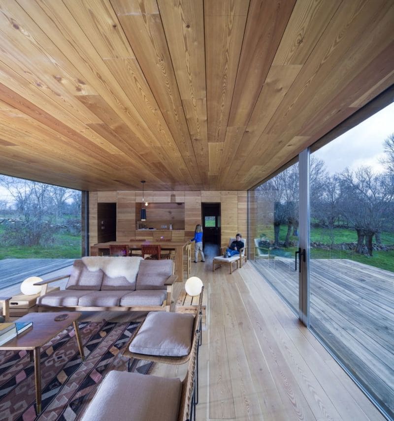 nebolshoj-sovremennyj-dom-s-ploskoj-kryshej-ot-ch-qs-arquitectos9
